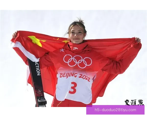 谷爱凌自由式滑雪女子坡障摘银